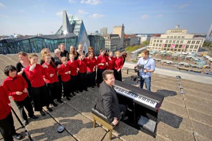 Krumbiegel und Gewandhauschor singen auf dem Dach