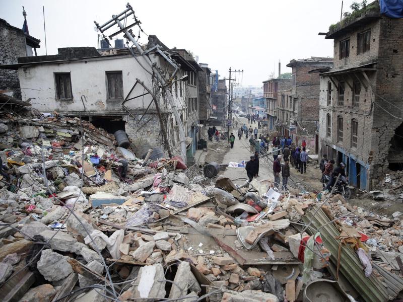 Himalaya-Beben tötet mehr als 2400 Menschen