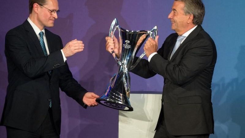 DFB-Chef bringt Champions-League-Pokal nach Berlin