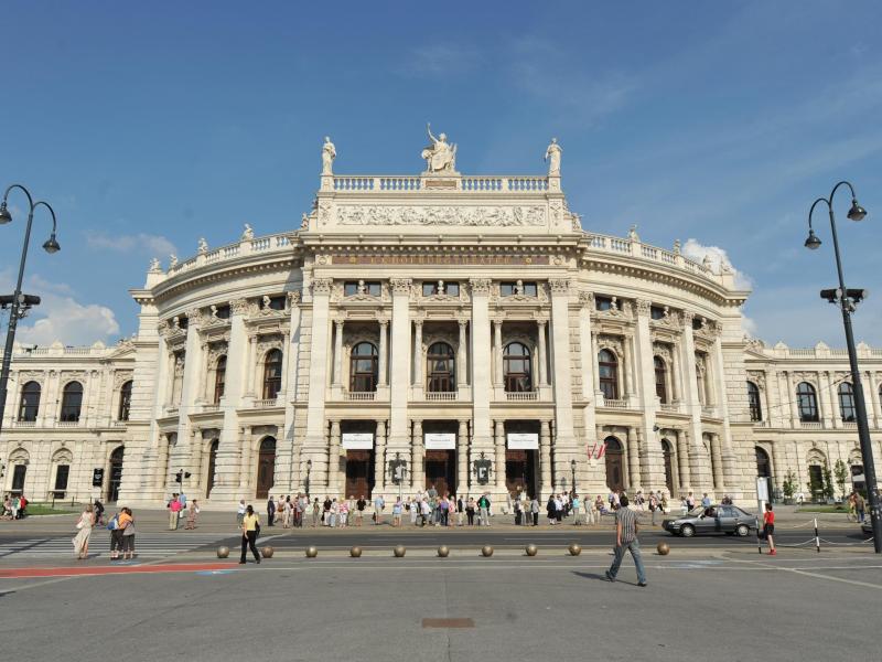 Burgtheater-Saison: Neustart nach Finanzmisere