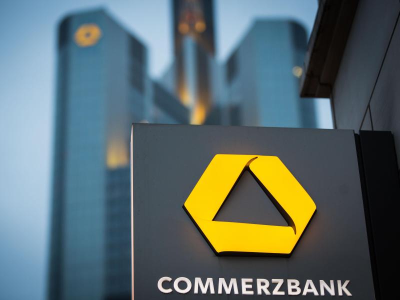 Commerzbank polstert Kapitaldecke auf