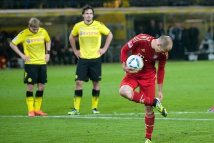 Robben im Pokal auf der Bank