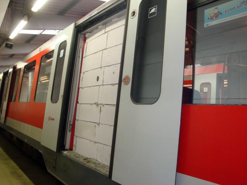 Unbekannte mauern Tür von Hamburger S-Bahn-Waggon zu