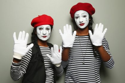 Pantomimen gegen Touristenlärm: in Berlin, Barcelon, Paris und Brüssel