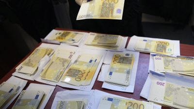 Hessische Polizei findet 54.000 Euro Falschgeld in Sporttasche