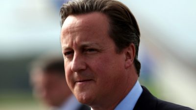Cameron gewinnt absolute Mehrheit – Konkurrenten treten zurück