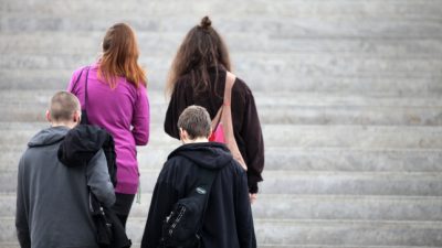 Umfrage: Viele Frauen bleiben beim Flirten lieber passiv