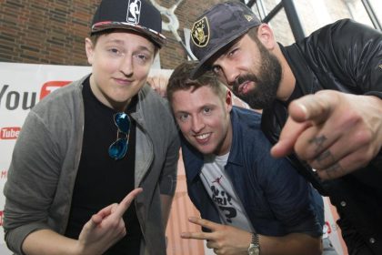Selfies im Sekundentakt: Youtuber treffen ihre Fans in Berlin