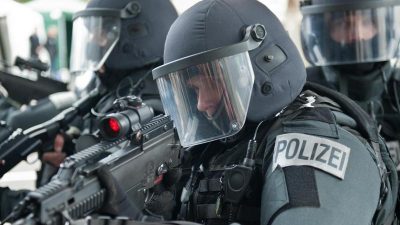 Bad Oeynhausen: SEK-Zugriff nach bewaffnetem Kommando-Angriff auf Diskothekt – Elf Männer verhaftet, Waffen sichergestellt
