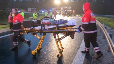 Reisebus verunglückt auf A73 bei Nürnberg: Elf Verletzte