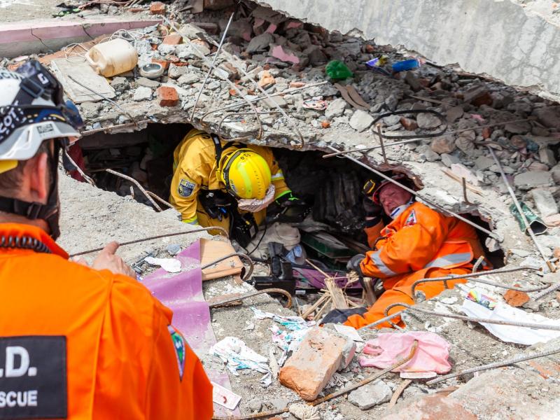 Drei Menschen in Nepal lebendig aus Trümmern gerettet