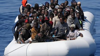 Italienische Küstenwache rettet 550 Flüchtlinge von Schlauchbooten