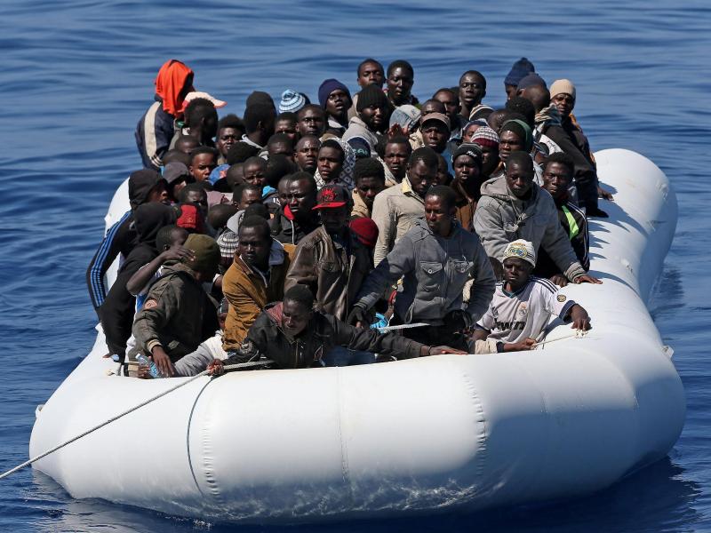 Italienische Küstenwache rettet 550 Flüchtlinge von Schlauchbooten
