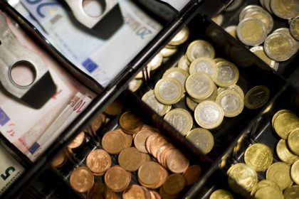 Verbraucher zahlen beim Shoppen am liebsten in bar