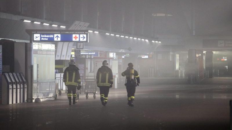 Roms Flughafen Fiumicino nach Feuer gesperrt