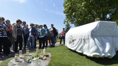 Fans trauern am Grab von Udo Jürgens auf dem Zentralfriedhof