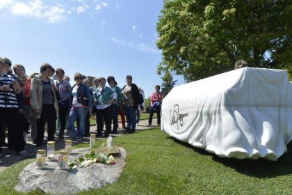 Fans trauern am Grab von Udo Jürgens auf dem Zentralfriedhof