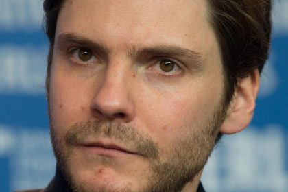 Daniel Brühl setzte sich im Flugzeug aus Angst auf geheimes Drehbuch