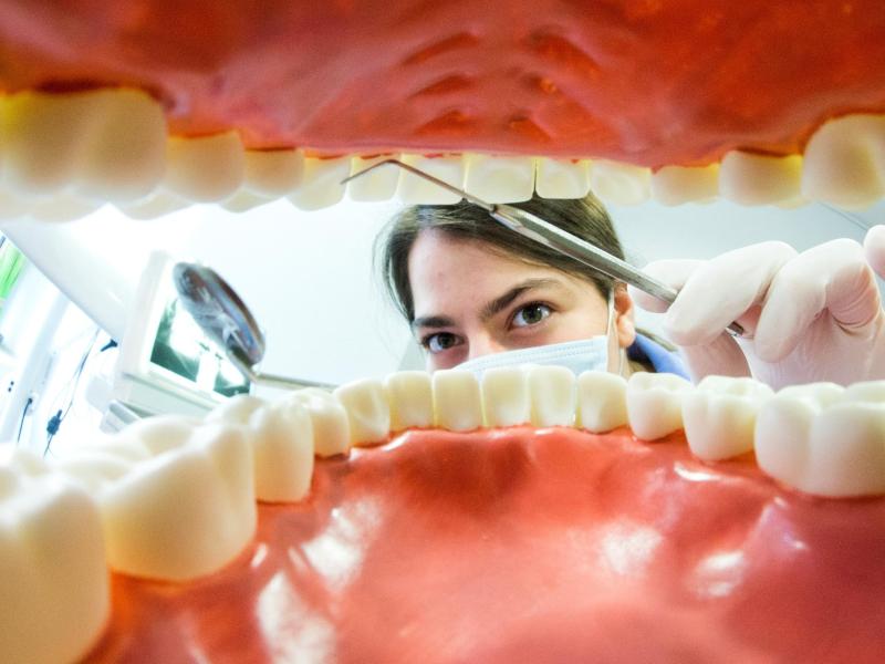 Zahnärzte verpassen Patienten in Städten öfter Kronen