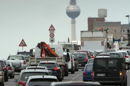 NULL EINIGUNG, teure Mietwagen, lange Staus: Der Bahnstreik in Zahlen