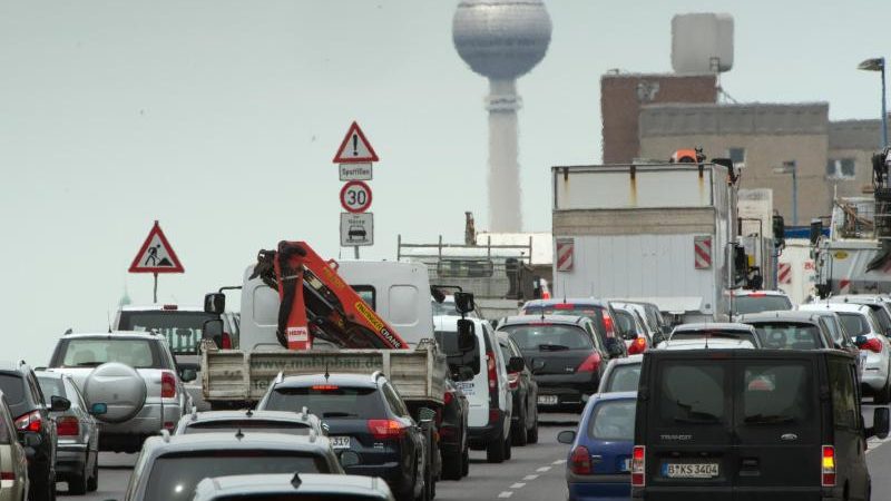 NULL EINIGUNG, teure Mietwagen, lange Staus: Der Bahnstreik in Zahlen