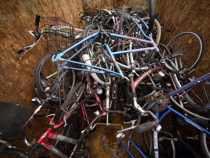Platte Reifen, rostige Ketten: Städte kämpfen gegen abgestellte Schrott-Fahrräder