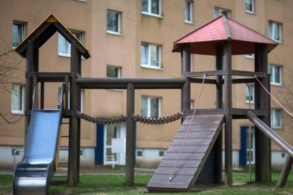 Sittenstrolch in Nürnberg: Junger Mann in Begleitung entblößt sich vor Kindergruppe am Spielplatz