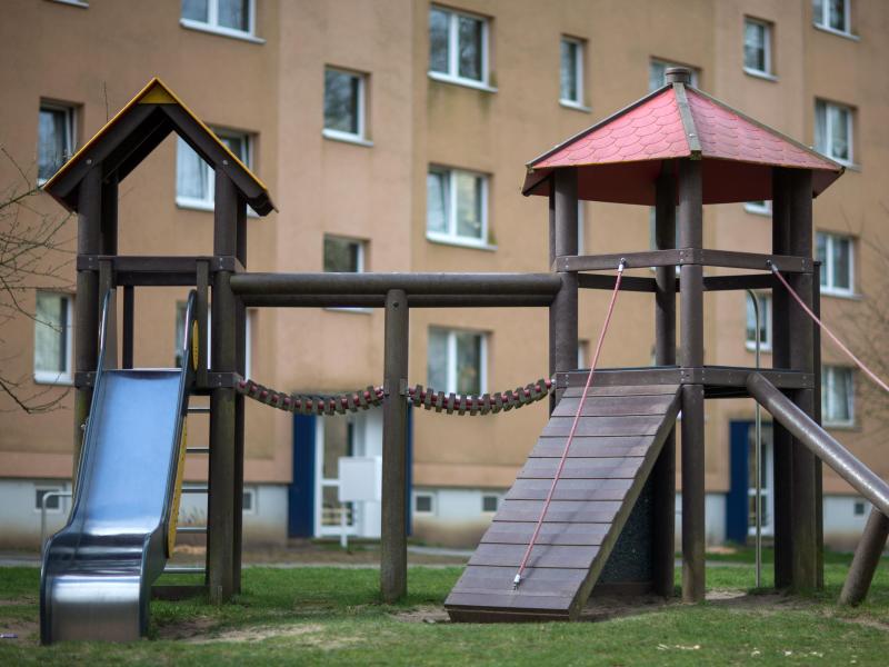 Sittenstrolch in Nürnberg: Junger Mann in Begleitung entblößt sich vor Kindergruppe am Spielplatz