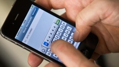 Umfrage: Handynutzer schauen in Meetings gern aufs Smartphone