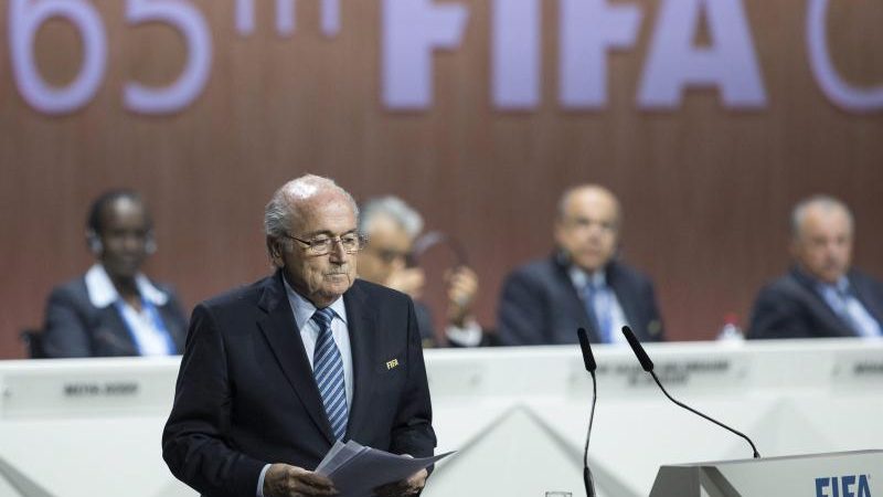 Blatter bleibt und provoziert