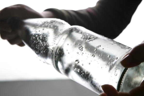 Mineralwasser in Deutschland: Wie man Uran, Pestizide und Schwermetalle vermeidet