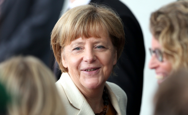 Rockstar Bono lobt Merkels Engagement gegen Armut
