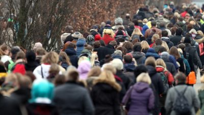 Umfrage: Über die Hälfte der Deutschen verbringt Sommerferien zu Hause