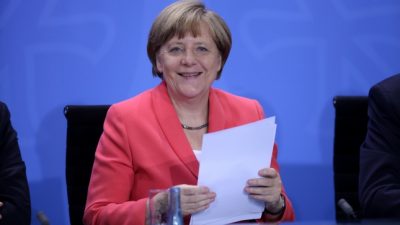 Altkanzler Schmidt lobt Merkel für vorsichtige Führung in Europa