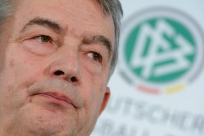 Proteststurm gegen Blatter – Niersbach: keine Abspaltung
