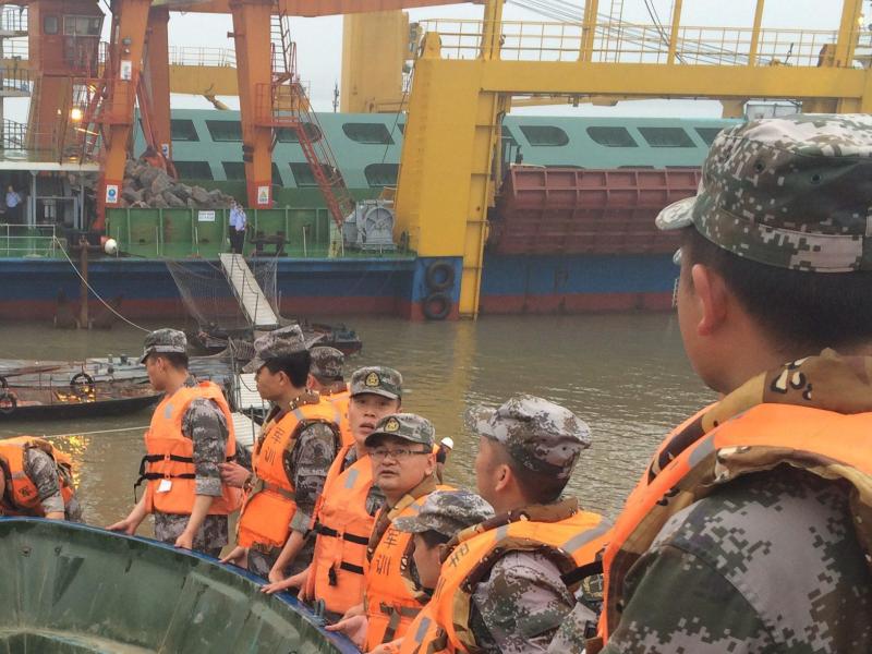 Schiff mit mehr als 450 Menschen auf Jangtse-Strom gesunken