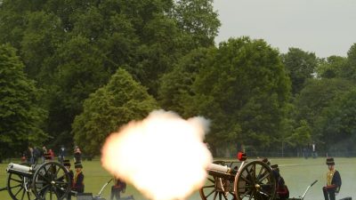 Kanonenschüsse zum Thronjubiläum der Queen