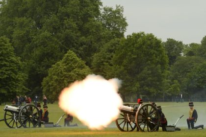 Kanonenschüsse zum Thronjubiläum der Queen