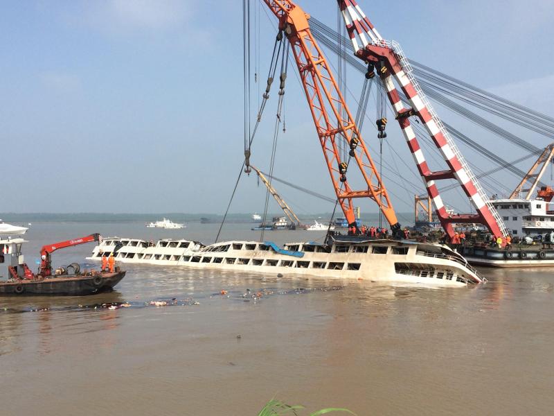 Bergungskräne drehen Schiffswrack im Jangtse