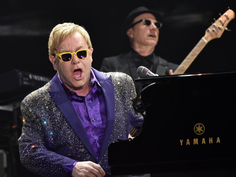 Sir Elton John beschimpft Ordnerin