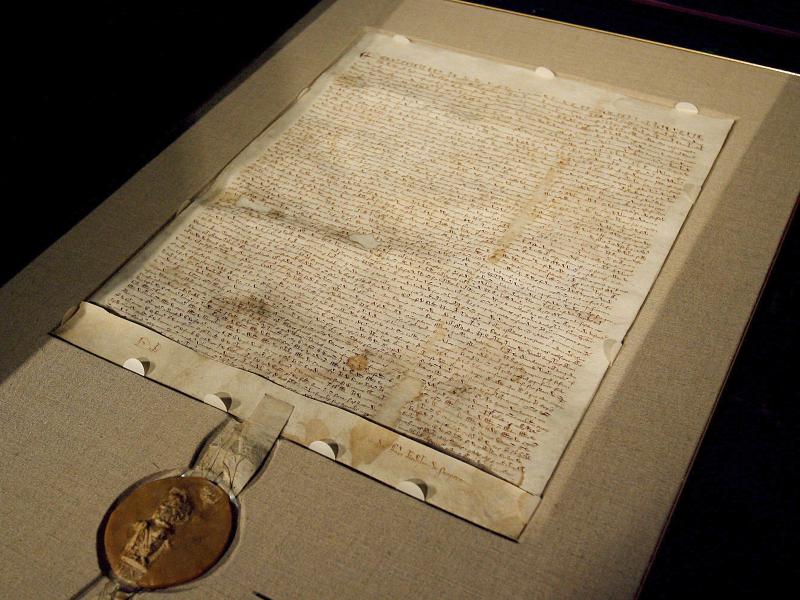 Briten feiern 800 Jahre Magna Charta mit Denkmal und Bier