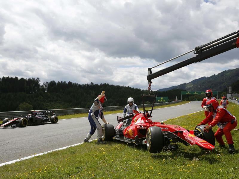 Spektakulärer Unfall zwischen Alonso und Räikkönen