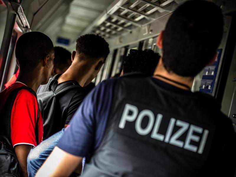 „Strategische Fahndung“: NRW-Innenminister verteidigt verdachtsunabhängige Personenkontrollen