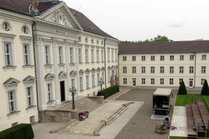 Queen beginnt Besuch mit Bootsfahrt und Bankett