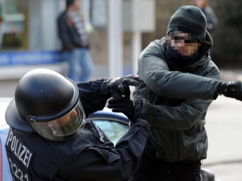 Angriffe auf Polizisten: Minister beraten härtere Strafen