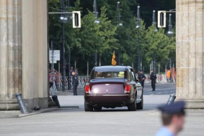 Queen verabschiedet sich am Brandenburger Tor