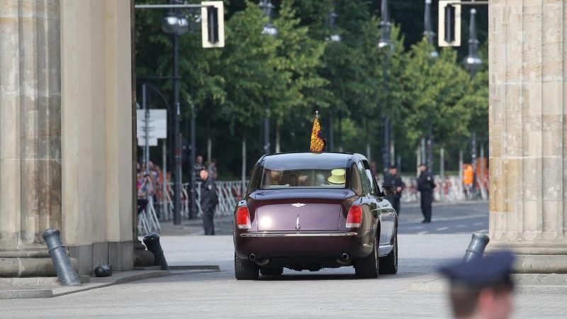 Queen verabschiedet sich am Brandenburger Tor