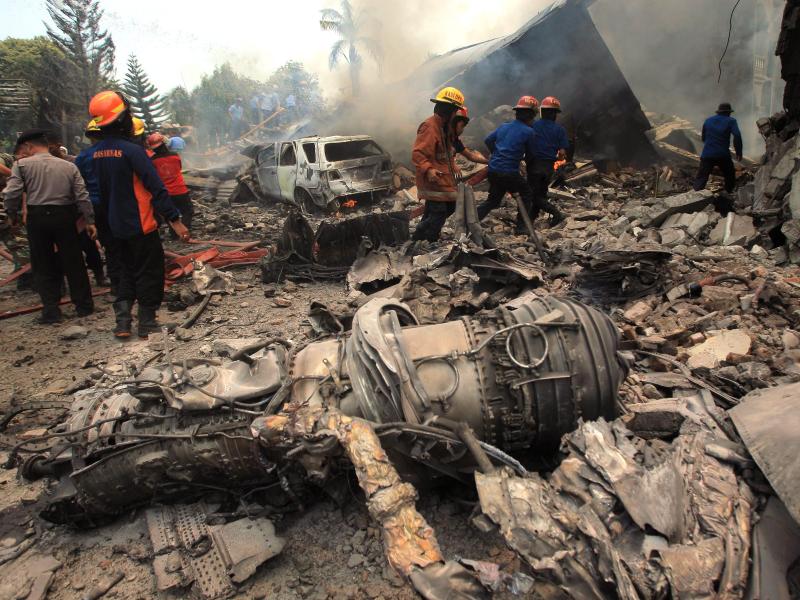 Flugzeugabsturz: Mindestens 49 Tote in Indonesien