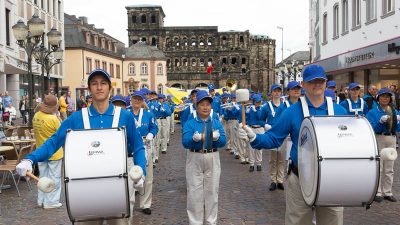 „Beendet die Verfolgung in China!“ Falun Gong demonstrierte in Trier + FOTOGALERIE