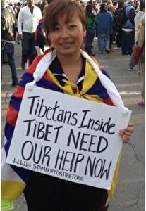 Dekyi Yangchen, ein früheres Vorstandsmitglied des Tibetischen Jugendkongresses, Region San Francisco, protestiert gegen die chinesisch kommunistische Herrschaft in Tibet.